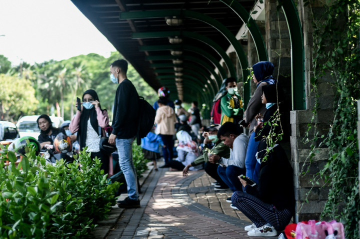 Sejumlah pengunjung memadati pintu masuk Taman Impian Jaya Ancol, Jakarta.
