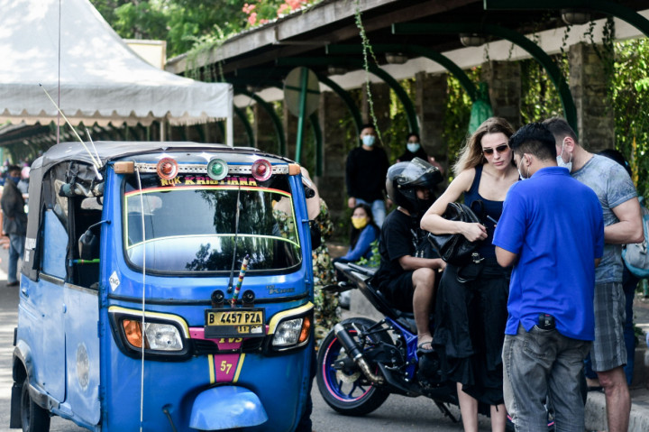 Menumpuknya warga dikarenakan banyak yang tidak mengetahui pemesanan tiket wisata tersebut hanya bisa dilakukan secara daring.