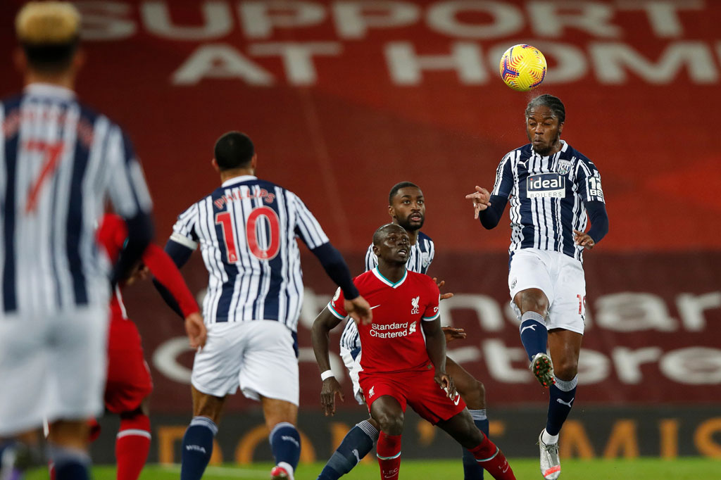 Sayangnya, dominasi itu dimentahkan oleh strategi ultradefensif yang diterapkan manajer kawakan Sam Allardyce dengan menempatkan hingga lima pemain di dalam kotak penalti dan lima lainnya tak jauh dari sana tiap kali Liverpool memiliki penguasaan bola.