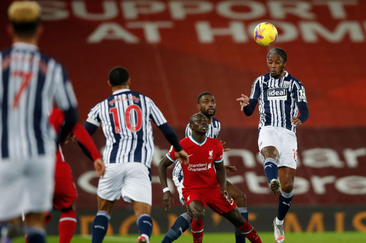 Sayangnya, dominasi itu dimentahkan oleh strategi ultradefensif yang diterapkan manajer kawakan Sam Allardyce dengan menempatkan hingga lima pemain di dalam kotak penalti dan lima lainnya tak jauh dari sana tiap kali Liverpool memiliki penguasaan bola.