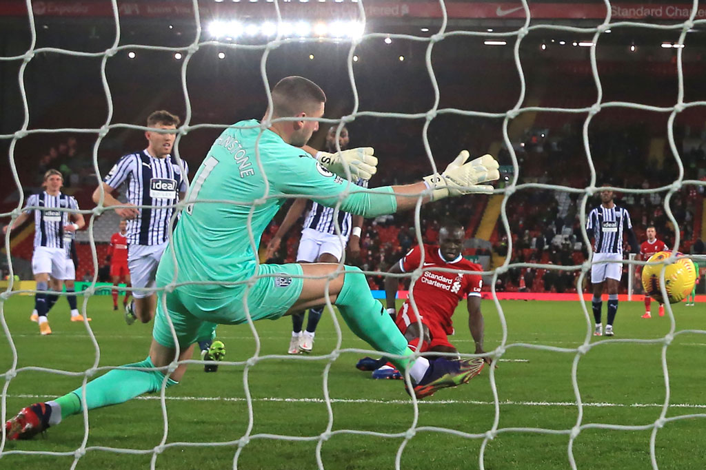 Satu-satunya keberhasilan Liverpool menerobos tembok pertahanan West Brom terjadi ketika Joel Matip mengirimkan umpan lambung yang bisa dikendalikan Sadio Mane melewati Sami Ajayi sebelum menaklukkan kiper Sam Johnstone dengan tembakan keras pada menit ke-12.