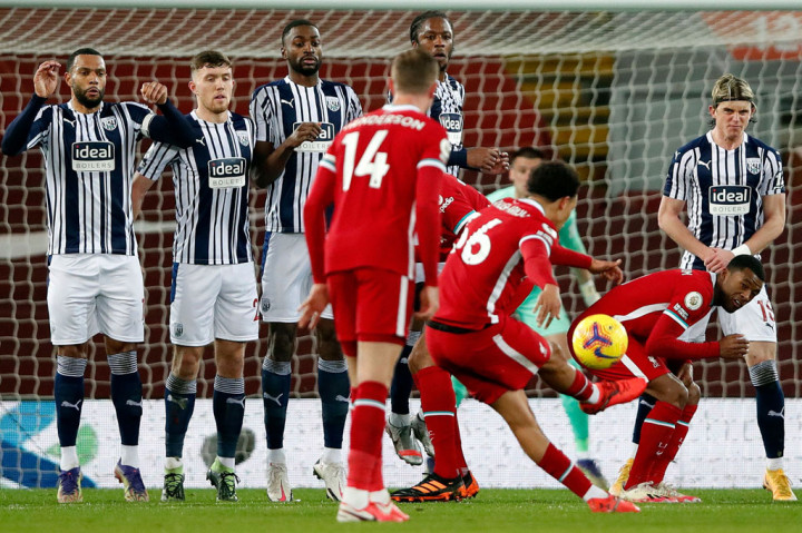 Namun, setelah itu para pemain Liverpool tak mampu menciptakan peluang berarti, termasuk ketika mendapat hadiah tendangan bebas di tepian kotak penalti yang dieksekusi kurang sempurna oleh Trent Alexander-Arnold. Skor 1-0 bertahan hingga jeda.