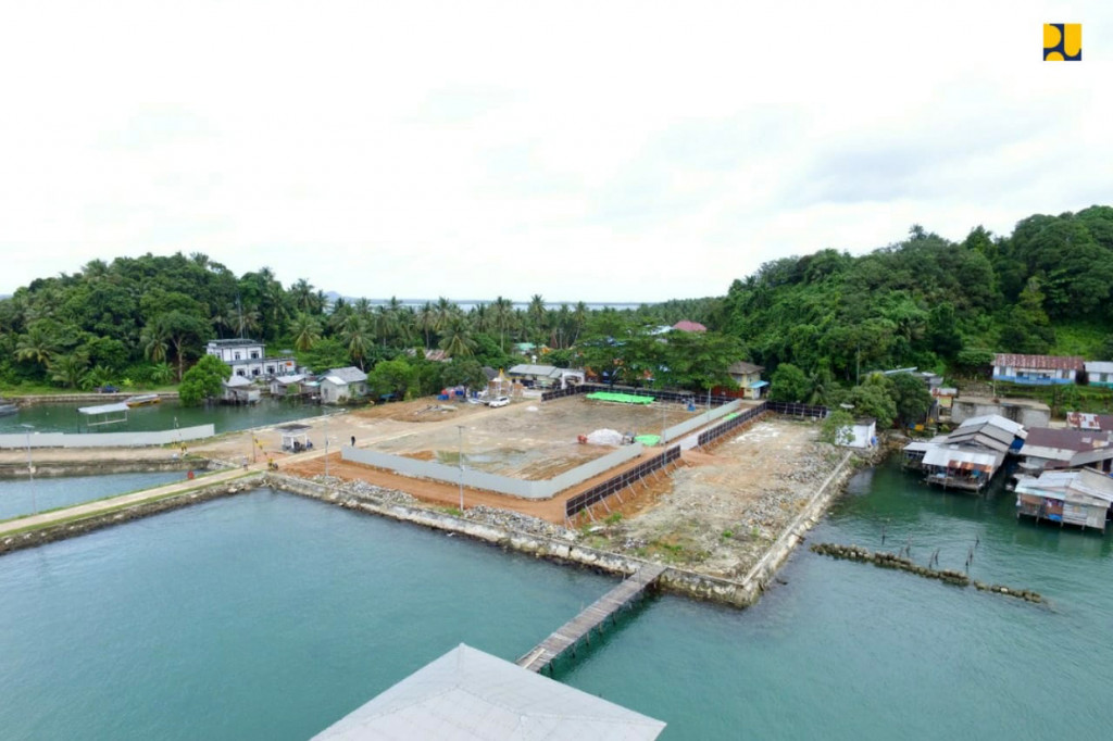 Kementerian Pekerjaan Umum dan Perumahan Rakyat (PUPR) mulai pembangunan Pos Lintas Batas Negara (PLBN) Terpadu Serasan yang berada di Kabupaten Natuna, Provinsi Kepulauan Riau.