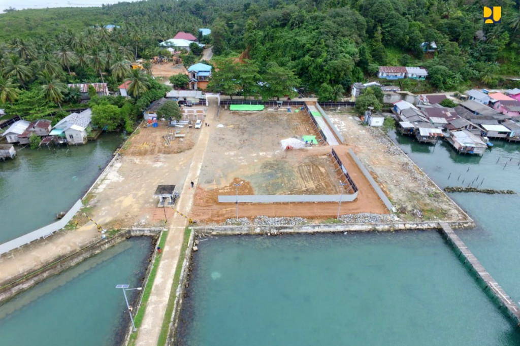 Konstruksi PLBN Terpadu Serasan mulai dikerjakan Kementerian PUPR melalui Balai Prasarana Permukiman Wilayah (BPPW) Provinsi Kepulauan Riau, Direktorat Jenderal Cipta Karya sejak 5 November 2020 dan ditargetkan selesai 27 Februari 2022.