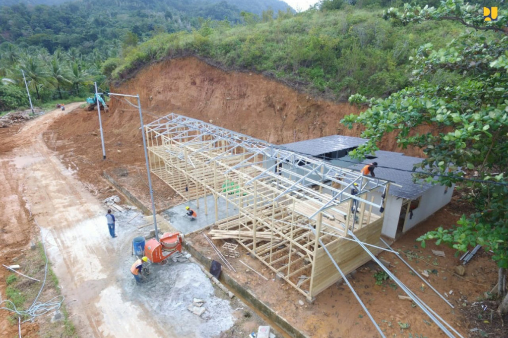 Saat ini tengah dilakukan pekerjaan persiapan dan mobilisasi alat serta material antara lain tiang pancang, pasir, batu split, besi cor, dan alat batching plant dengan progres fisik 3,45 persen atau 81,26 persen anggaran 2020.