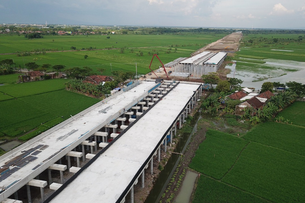 Jalan tol dengan panjang ruas mencapai 27 kilometer yang dimulai sejak awal tahun 2020 dan diperkirakan akan rampung pada tahun 2022 mendatang.