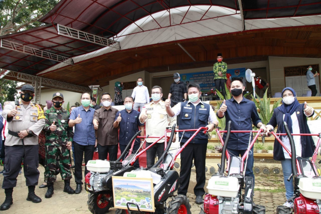 Gubernur Sumatera Selatan Herman Deru menyerahkan bantuan Alat dan Mesin Pertanian (alsintan) untuk para petani di Kota Pagaralam.