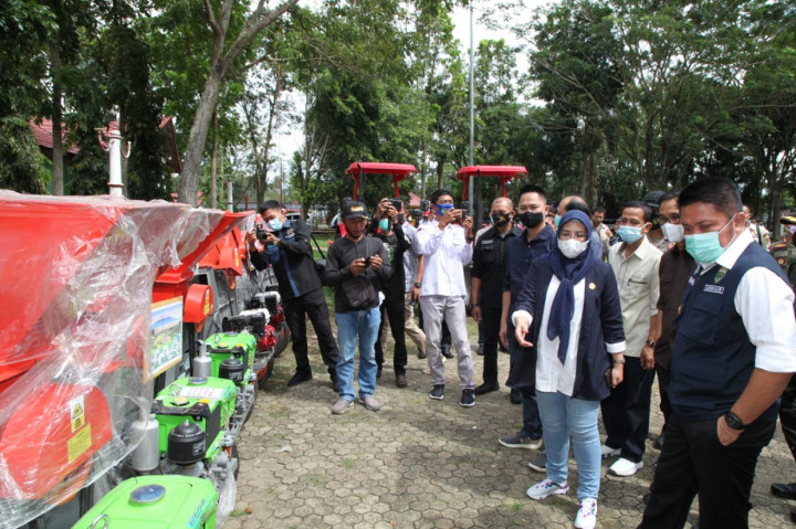 Bantuan alsintan tersebut terdiri dari, 10 unit traktor roda empat, 40 unit traktor roda dua, 30 unit cultivator, 50 unit pompa air, 10 unit corn seller, dan 10 unit power thereser.