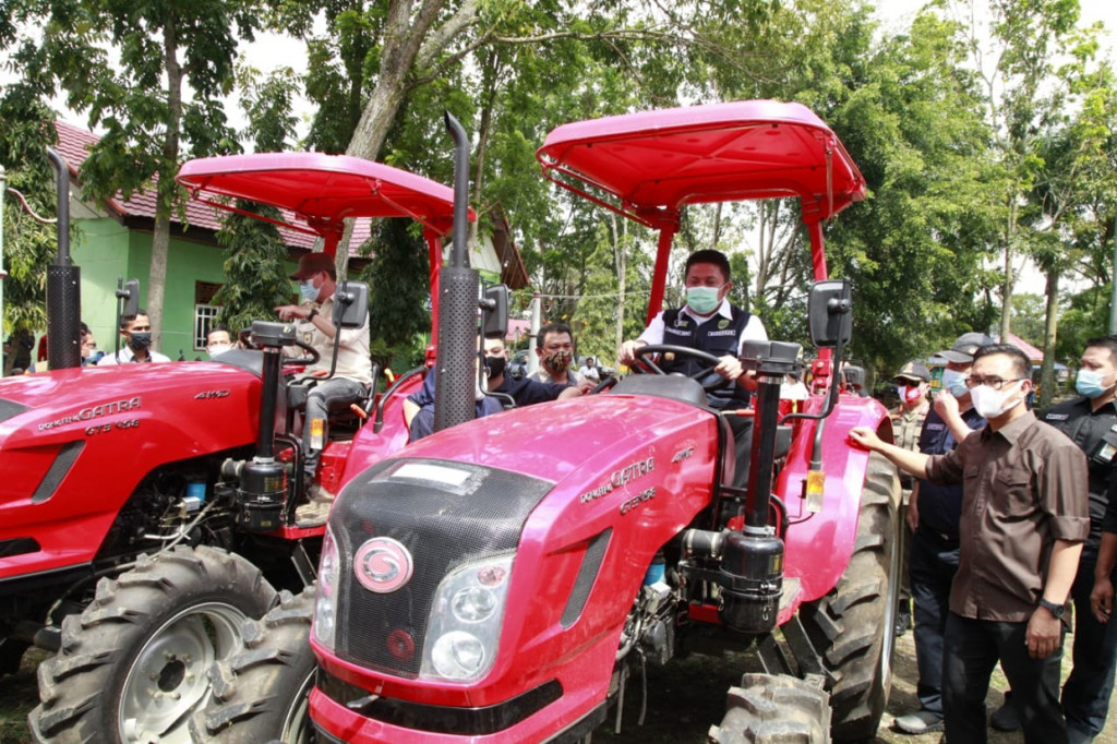 Ada 150 bantuan alsintan yang berasal dari Dana APBN Kementerian Pertanian Tahun Anggaran 2020, diberikan kepada kelompok petani di kota tersebut.