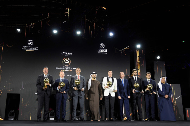 Cristiano Ronaldo menutup tahun 2020 dengan prestasi gemilang. Bintang Juventus itu dinobatkan sebagai pesepakbola terbaik abad ini dalam acara Globe Soccer Awards 2020.