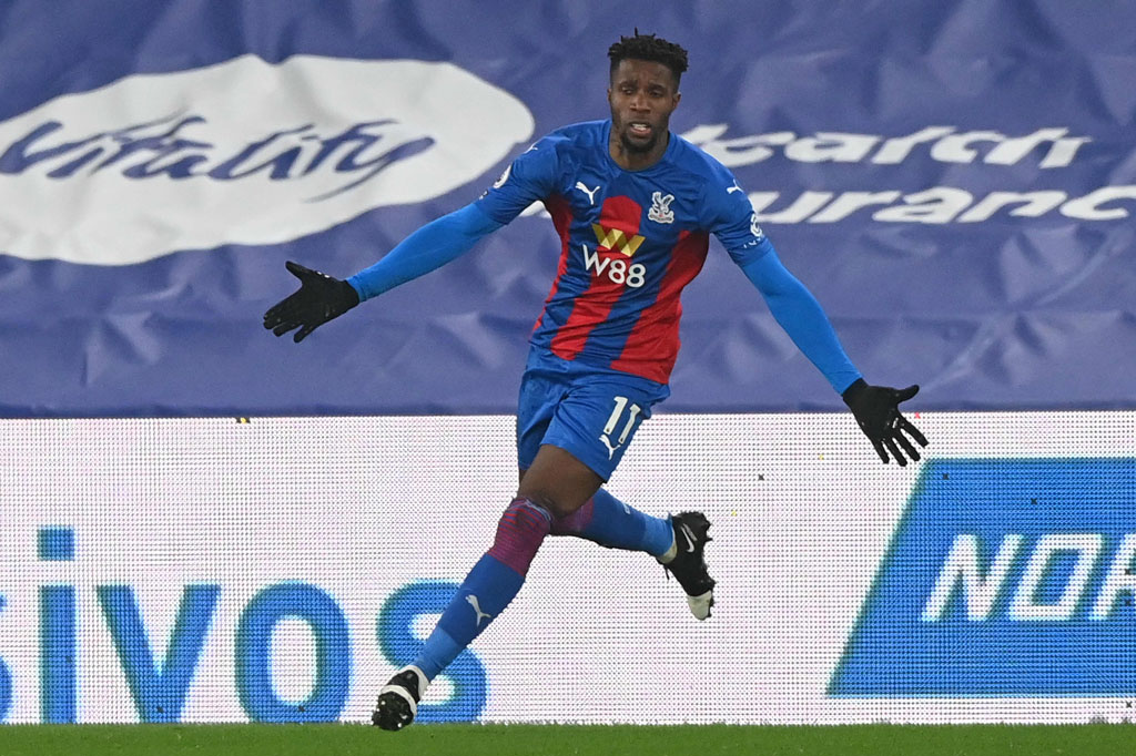 Wilfried Zaha melakukan selebrasi usai mencetak gol ke gawang Leicester sekaligus membuka keunggulan untuk timnya.