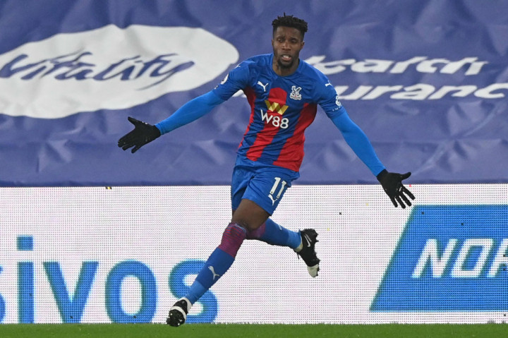 Wilfried Zaha melakukan selebrasi usai mencetak gol ke gawang Leicester sekaligus membuka keunggulan untuk timnya.