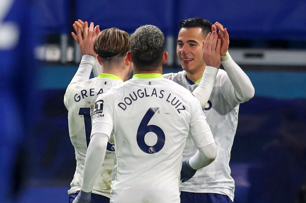 Anwar El Ghazi (kanan) melakukan selebrasi bersama rekan-rekan setimnya.