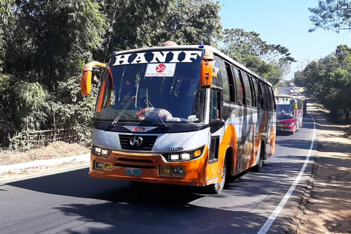 Bus yang membawa pengungsi Rohingya dari kamp-kamp di Cox's Bazar, Bangladesh berjalan menuju ke Pelabuhan Chittagong, Senin, 28 Desember 2020. Ribuan pengungsi Rohingya tersebut selanjutnay akan dibawa ke pulau Bhasan Char.