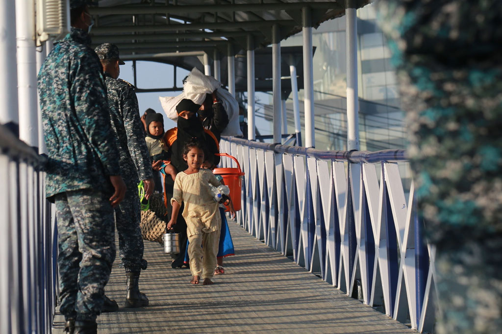 Bangladesh, Senin, 28 Desember 2020, kembali memindahkan pengungsi Rohingya dari negara tetangga Myanmar ke pulau terpencil Bhasan Char di Teluk Benggala. Ini merupakan pemindahan gelombang kedua pengungsi Royingya ke pulau rawan banjir yang kontroversial tersebut.