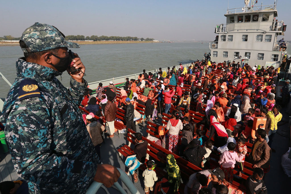 Dua pria Rohingya dalam kelompok terakhir mengatakan bahwa mereka akan ke pulau itu dengan sukarela.
