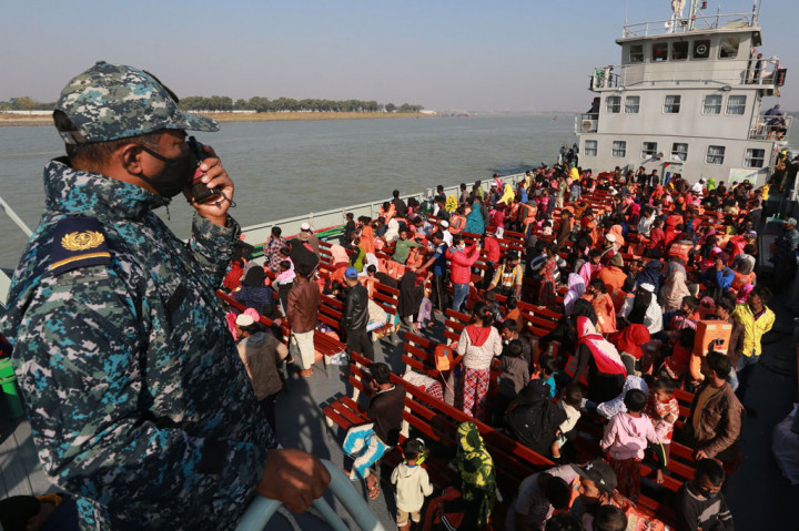 Dua pria Rohingya dalam kelompok terakhir mengatakan bahwa mereka akan ke pulau itu dengan sukarela.