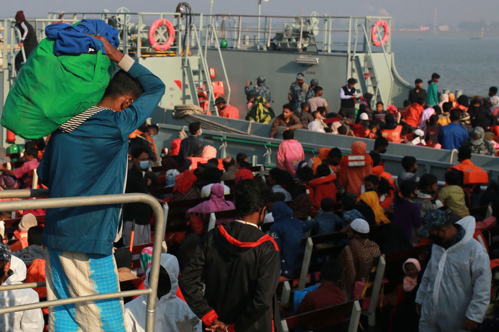 Sekitar 1.000 pengungsi Rohingya, anggota minoritas Muslim yang melarikan diri dari Myanmar, dipindahkan ke pulau itu dalam beberapa hari ke depan, setelah sebelumnya Bangladesh merelokasi lebih dari 1.600 awal bulan ini.