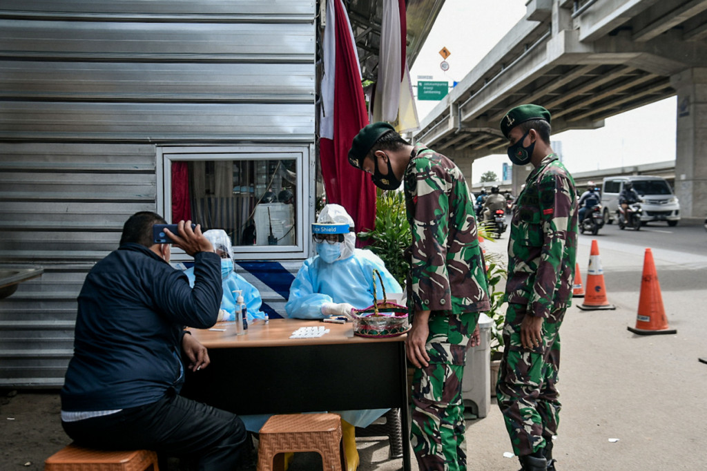 Tim gabungan dari TNI, Polri dan Satpol pp menggelar rapid test untuk warga yang melanggar protokol kesehatan guna mencegah penyebaran Covid-19.