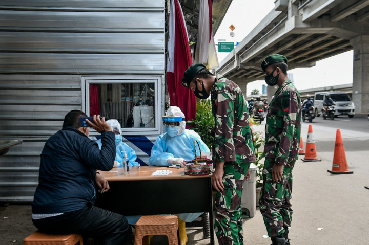Tim gabungan dari TNI, Polri dan Satpol pp menggelar rapid test untuk warga yang melanggar protokol kesehatan guna mencegah penyebaran Covid-19.