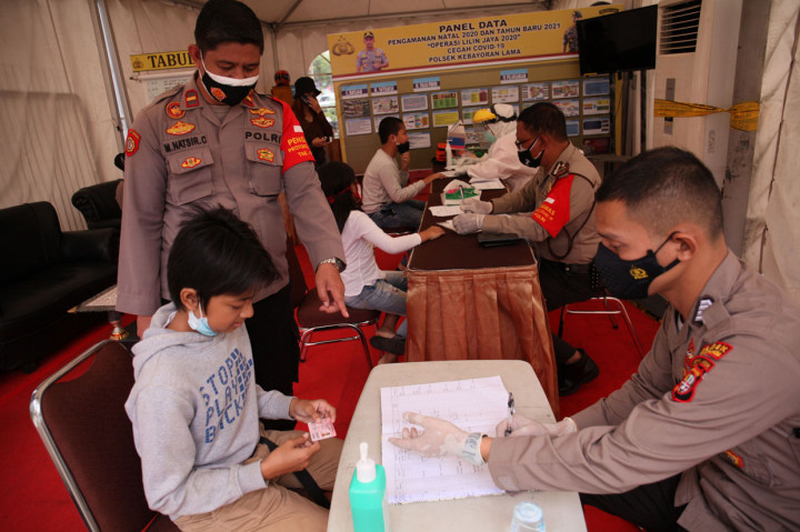 Warga melakukan rapid test gratis di Pos Pengamanan Metro Polda Metro Jaya wilayah Polsek Metro Kebayoran Lama, Pondok Indah, Jakarta Selatan.