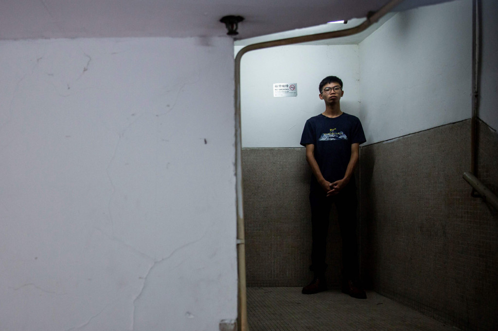 Remaja bernama Tony Chung, yang berusia 19 tahun ini memimpin kelompok pro-demokrasi yang sekarang telah dibubarkan, diadili sejak awal bulan ini karena melemparkan bendera Tiongkok ke tanah dalam bentrok di luar badan legislatif Hong Kong pada Mei 2019.
