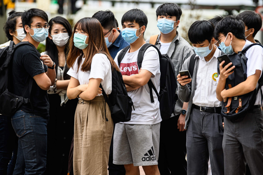 Pendukung remaja aktivis pro-demokrasi Hong Kong Tony Chung menunggu di luar Pengadilan Magistrat Kowloon Barat, Hong Kong.