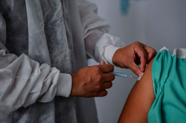 Dilansir Anadolu Agency, Presiden Alberto Fernandez mengatakan dalam akun Twitternya bahwa vaksin akan tiba pada hari Selasa, jam 9 pagi di seluruh provinsi.