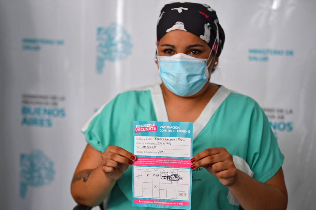 Pengumuman tersebut datang beberapa hari setelah kelompok pertama sebanyak 300.000 dosis tiba di Argentina menyusul otorisasi untuk penggunaan darurat vaksin yang diberikan oleh Administrasi Obat, Makanan dan Alat Kesehatan Nasional Argentina, atau ANMAT.