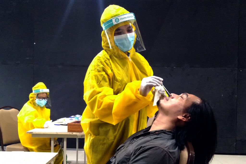 Awak media menjalani rapid test antigen di gedung KPK Jakarta.