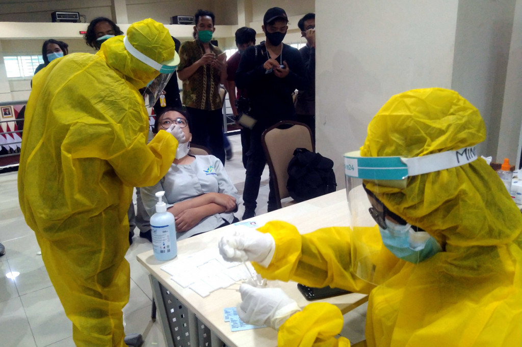 Puluhan jurnalis yang biasa melakukan peliputan di KPK tampak mengantre menunggu giliran mengikuti Rapid Test Antigen yang dimulai pada sekitar pukul 13:00 WIB hingga pukul 15:00 WIB.