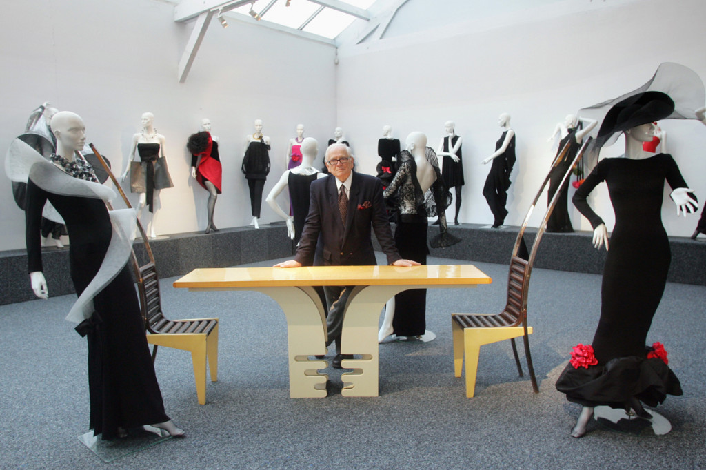 Kepada kantor berita AFP, pihak keluarga menyatakan Cardin meninggal di suatu rumah sakit di Neuilly, bagian barat Paris.