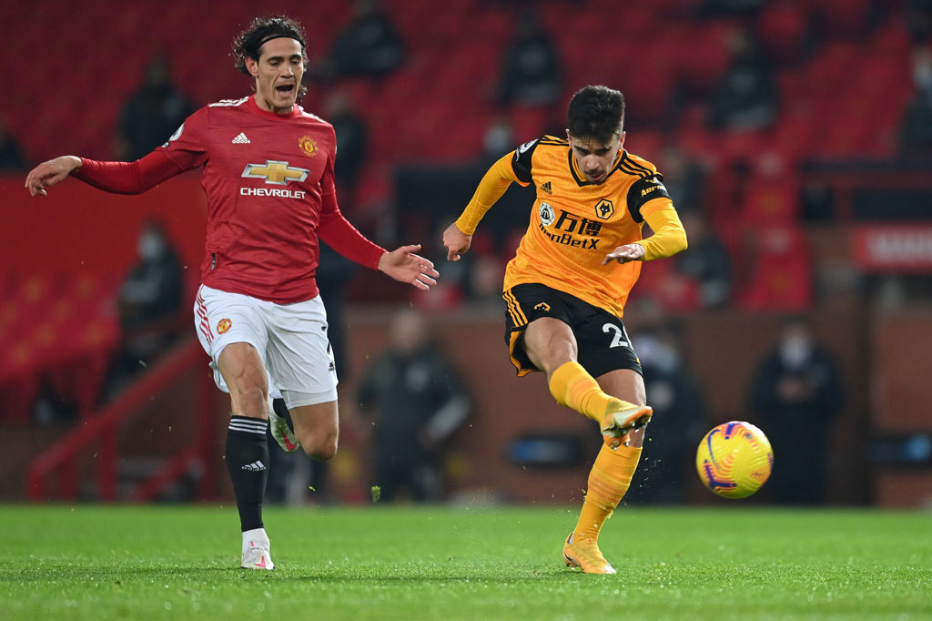 Bermain di kandang sendiri, MU lebih banyak ditekan di paruh awal babak pertama. Kiper David de Gea sempat dipaksa melakukan penyelamatan untuk menggagalkan tembakan Vitinha dan Ruben Neves dalam 13 menit pertama pertandingan.