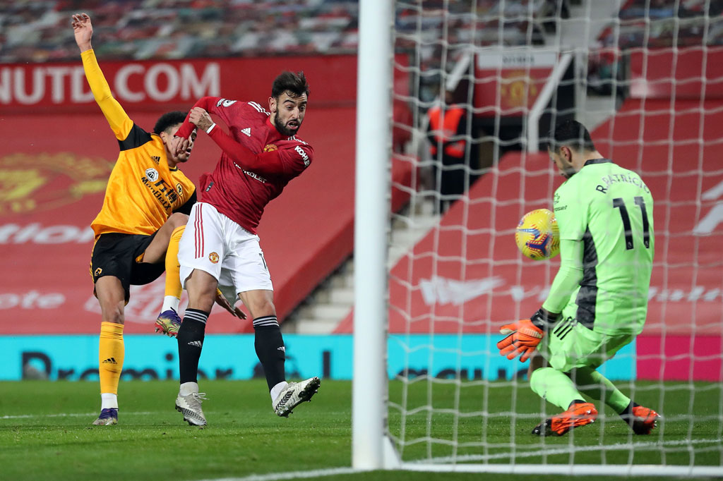 MU baru bisa menciptakan peluang berbahaya pada menit ke-34 saat Bruno Fernandes lolos dari kawalan pemain lawan untuk menyambut umpan kiriman Mason Greenwood. Sayang penyelesaiannya masih mengarah tepat ke kiper Rui Patricio.