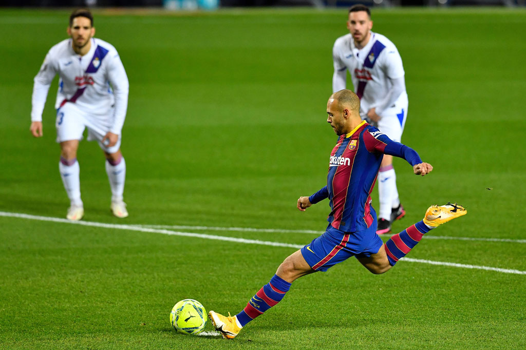 Barca yang tampil cemerlang di awal laga, memperoleh hadiah penalti pada menit keenam, setelah Video Assistant Referee (VAR) mengesahkan pelanggaran terhadap Ronald Araujo. Martin Braithwaite maju sebagai algojo dan mengarahkan bola ke pojok kiri gawang. Sayang tembakannya melebar.