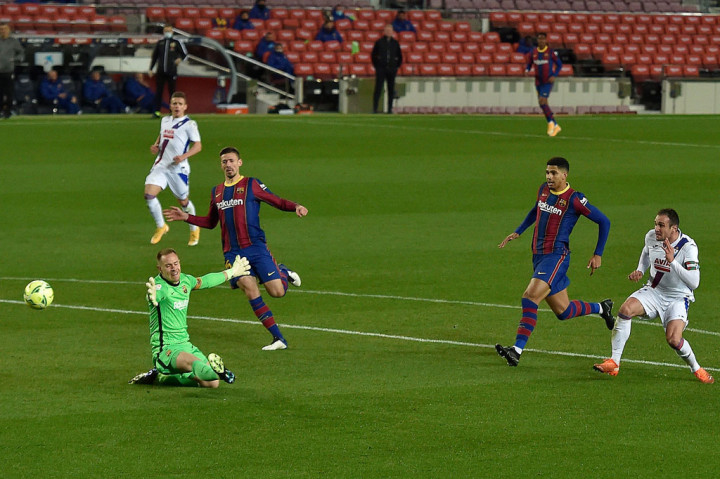 Meski mengendalikan permainan, Barca tertinggal terlebih dahulu lewat Kike Garcia pada menit ke-57. Gol berawal saat Garcia mencuri bola dari bek Uruguay Araujo dan langsung melesat ke gawang mengalahkan kiper Marc-Andre Ter Stegen untuk membuat gol pertama di laga itu.