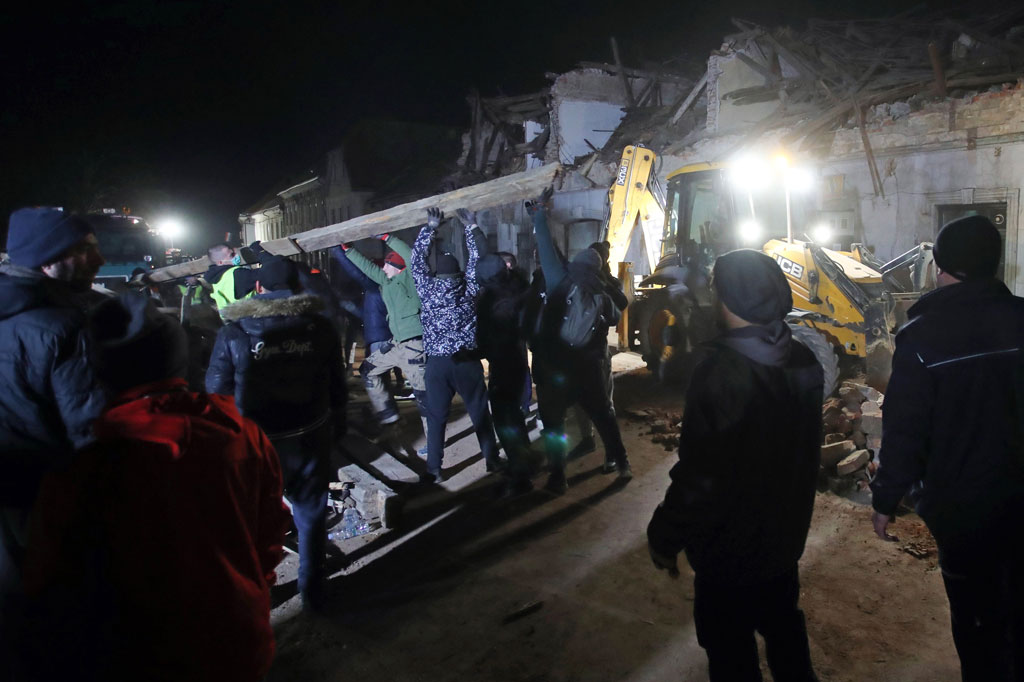 Gempa bumi berkekuatan magnitudo 6,4 mengguncang Kroasia pada Selasa, 29 Desember 2020. Gempa mengakibatkan sedikitnya tujuh orang tewas, puluhan luka-luka, dan beberapa bangunan roboh.