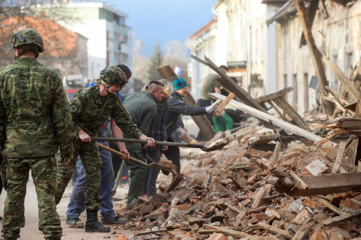 Tim penyelamat menyingkirkan puing-puing untuk mencari korban yang tertimbun saat malam tiba, sementara Uni Eropa mengumumkan bahwa lebih banyak bantuan sedang dalam perjalanan.
