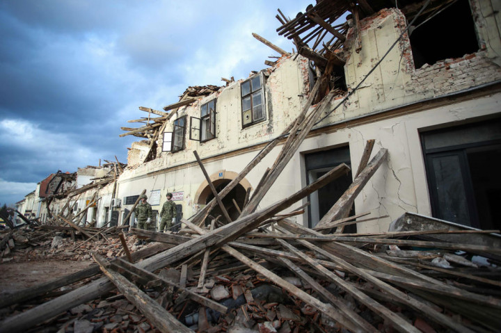 Di antara korban tewas adalah seorang gadis muda di Petrinja, dilaporkan berusia 12 tahun, dan setidaknya lima orang di desa terdekat, menurut polisi Kroasia, yang mengatakan bahwa sekitar 20 orang terluka.