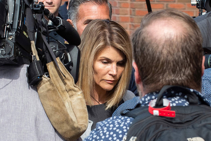 Aktris Amerika Serikat, Lori Loughlin dibebaskan dari penjara pada Senin, 28 Desember 2020 waktu setempat, setelah menjalani hukuman dua bulan karena keterlibatannya dalam skandal untuk mengamankan tempat bagi anak-anaknya di universitas bergengsi.