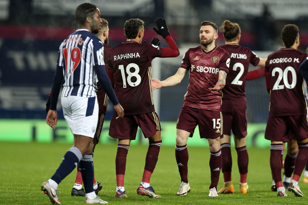 Bermain di kandang lawan, Leeds United unggul cepat saat laga baru berjalan sembilan menit. Gol terjadi akibat gol bunuh diri gelandang bertahan West Brom, Romain Sawyers, yang secara ceroboh mengirim umpan balik ketika dikawal Rodrigo Moreno, tanpa melihat kiper Sam Johnstone yang sudah meninggalkan gawangnya.