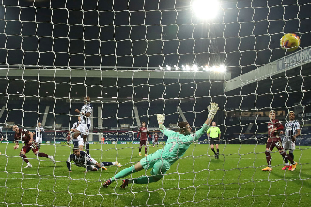Lima menit kemudian, pemain pinjaman Manchester City Jack Harrison mencetak gol ketiga Leeds setelah menyelesaikan situasi umpan satu dua bersama Patrick Bamford dengan sepakan keras ke pojok kiri atas gawang.