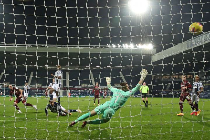 Lima menit kemudian, pemain pinjaman Manchester City Jack Harrison mencetak gol ketiga Leeds setelah menyelesaikan situasi umpan satu dua bersama Patrick Bamford dengan sepakan keras ke pojok kiri atas gawang.