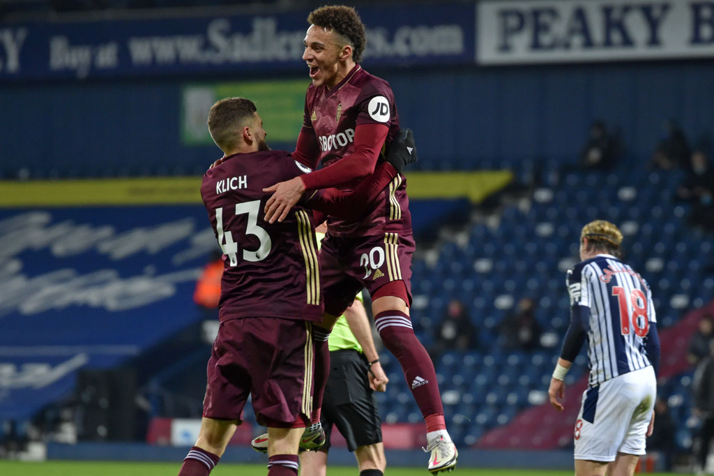 Lantas pada menit ke-40 Rodrigo menambah keunggulan Leeds jadi 4-0 setelah ia menyambut umpan sodoran Mateusz Klich dengan tembakan sentuhan pertama yang sempat membentur bek West Brom sehingga bola berbelok membuat Johnstone terkecoh.