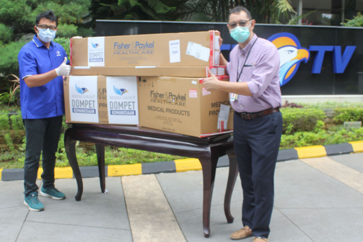 Ketua Yayasan Media Gruop Ali Sadikin (kiri) menyerahkan bantuan alat Terapi Oksigen ke RSUP Persahabatan yang diwakili oleh Prasenohadi (kanan) di Lobby, Grand Metro TV, Komplek Media Group, Jakarta.