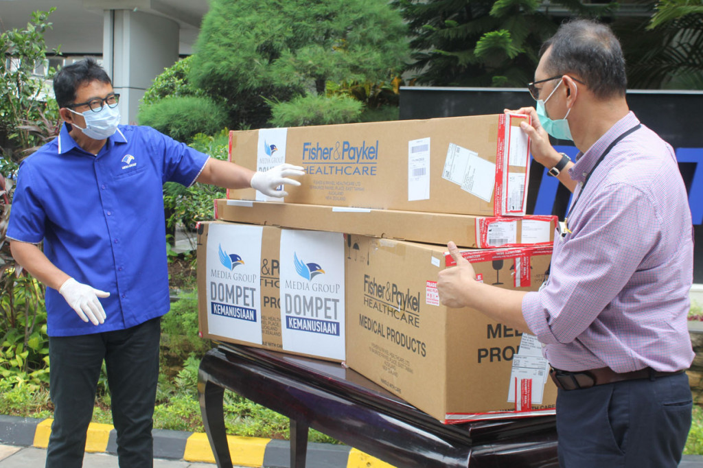 Dompet Kemanusiaan Media Group (DKMG) mendonasikan dua alat terapi oksigen bertekanan tinggi, optiflow, kepada Rumah Sakit Umum Pusat (RSUP) Persahabatan, Jakarta Timur. Alat ini diharap bisa membantu perawatan pasien covid-19 bergejala sedang hingga berat.