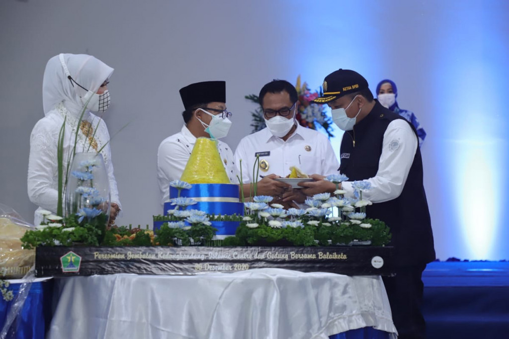 Pemerintah Kota Malang meresmikan tiga proyek besar yang diharapkan bisa mendorong peningkatan perekonomian di kota terbesar kedua di Jawa Timur itu.
