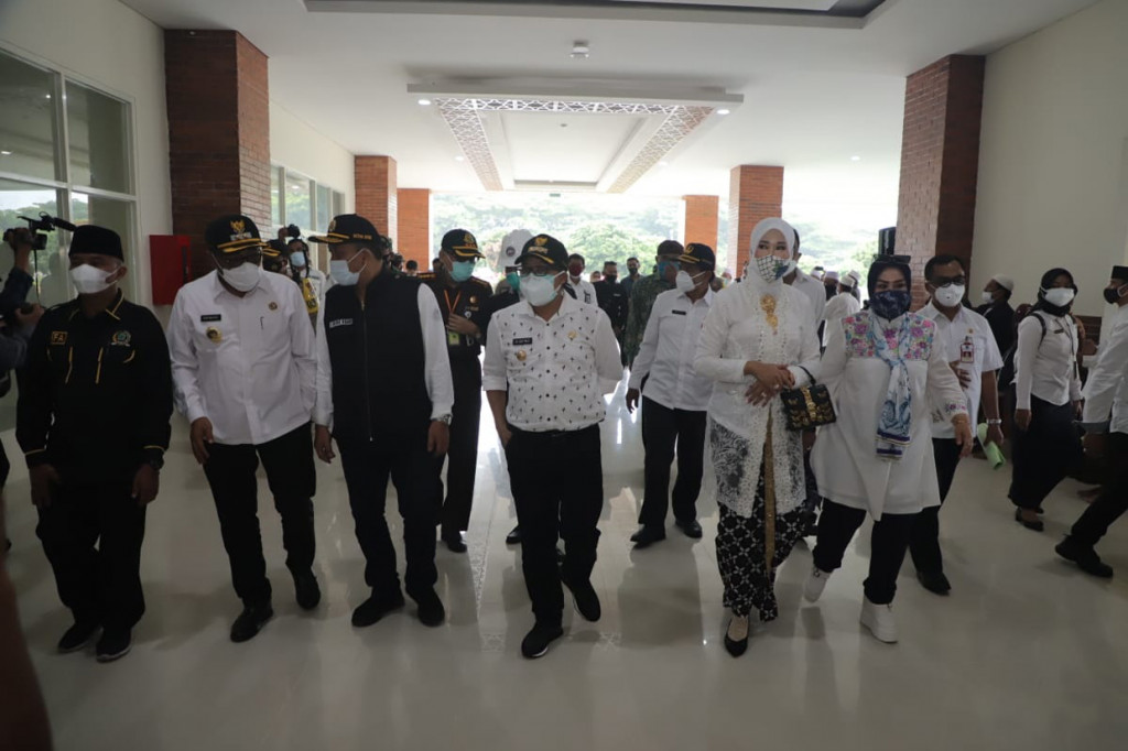 Wali Kota Malang bersama jajaran Forum Komunikasi Pimpinan Daerah (Forkopimda) Kota Malang, meresmikan tiga mega proyek yang memang ditargetkan rampung pada akhir 2020 tersebut.