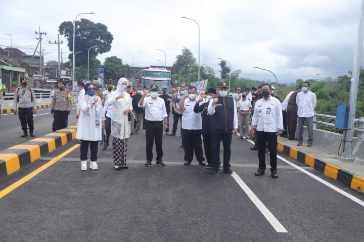 Sutiaji berharap, dengan diresmikannya tiga mega proyek tersebut, bisa dapat dimanfaatkan oleh masyarakat umum, utamanya dalam upaya untuk mendorong perputaran ekonomi pada kawasan itu. 