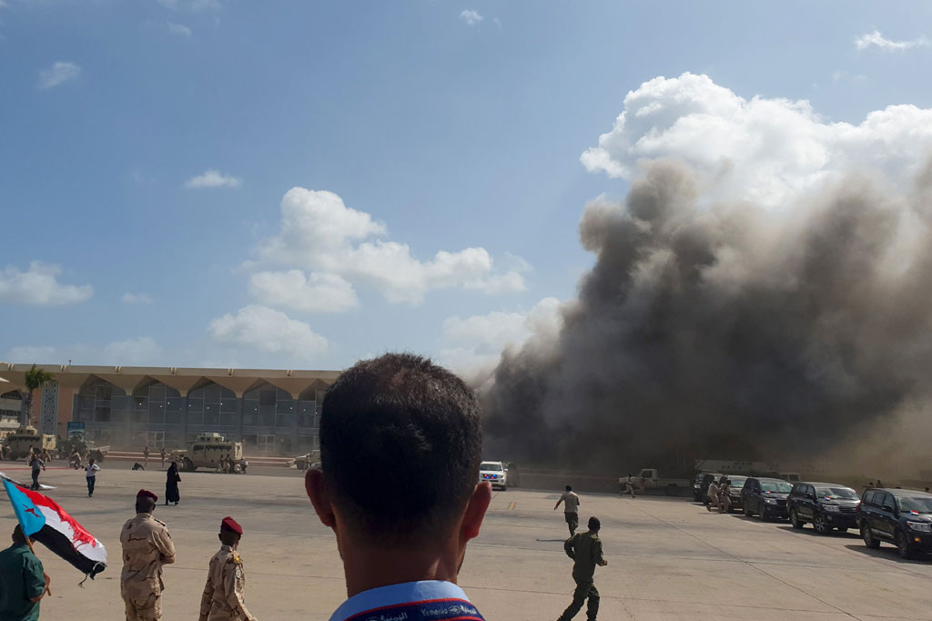 Sedikitnya 26 orang tewas dan puluhan lainnya luka-luka Rabu akibat ledakan yang menghantam Bandara Aden, Yaman, Rabu, 30 Desember 2020. Ledakan terjadi setelah sebuah pesawat yang membawa pemerintah persatuan baru mendarat.